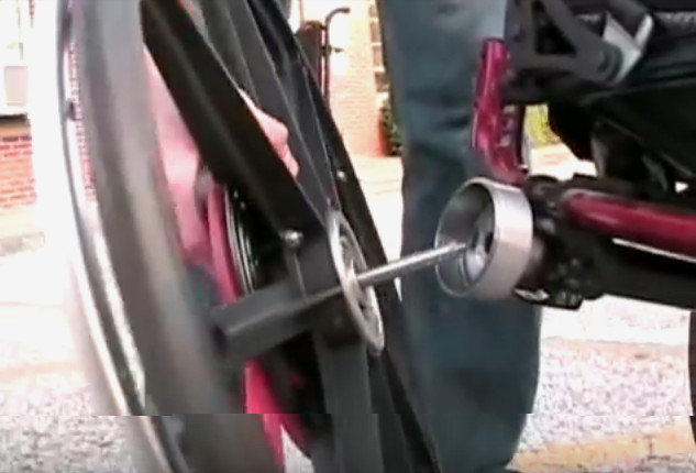 Fauteuil roulant avec roues demontables en deux parties