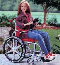 poupee au long cheveux brun, type Barbie, en fauteuil roulant