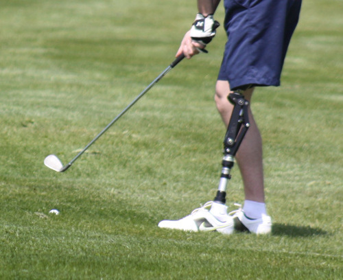 Joueur de golf avec prothese