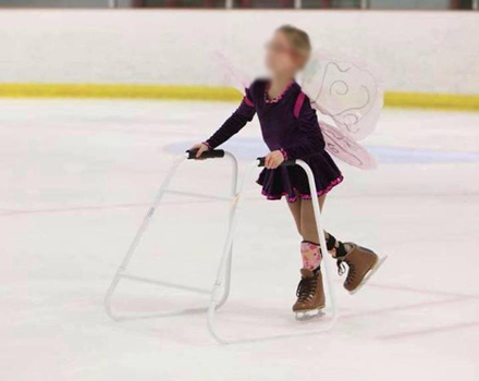 jeune fille sur patins a glace avec deambulateur