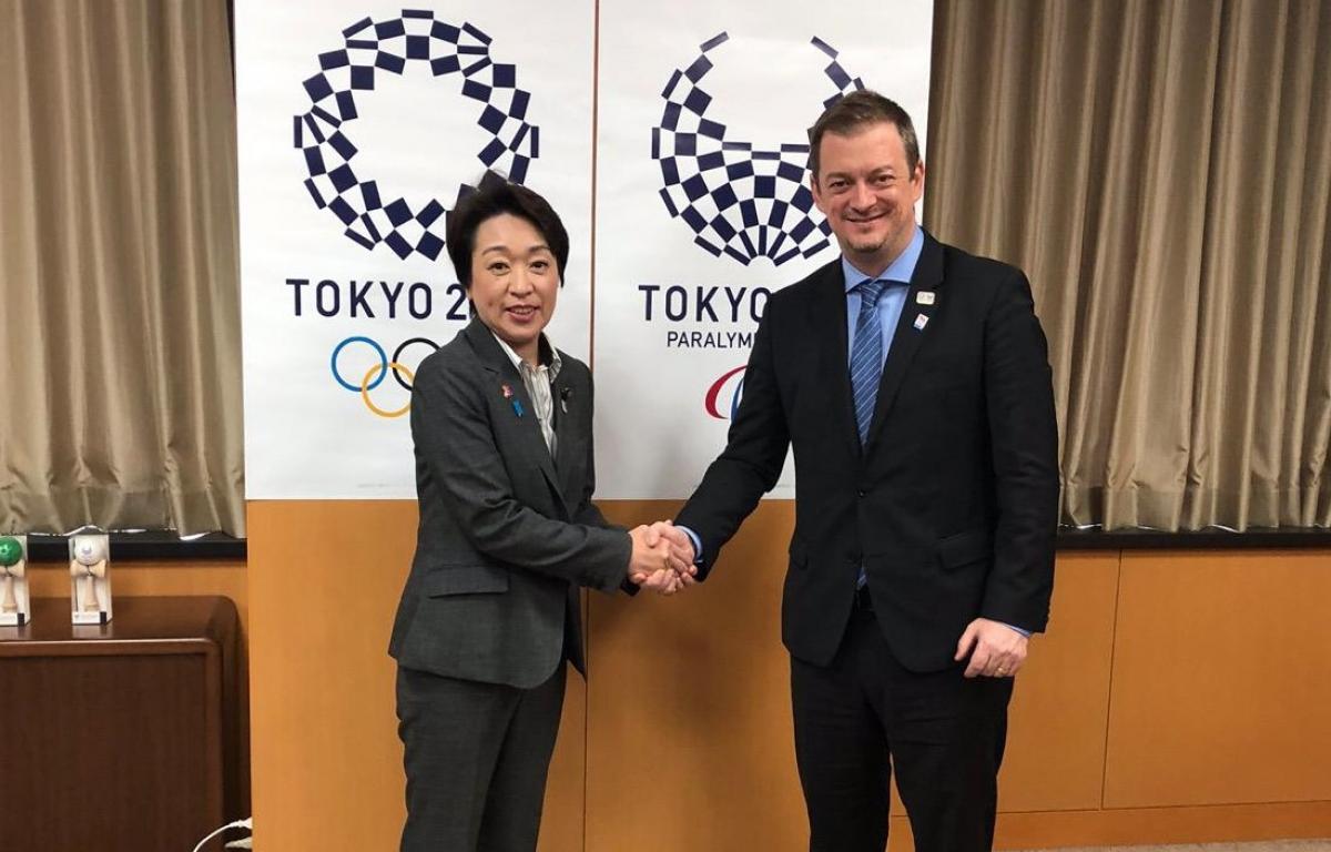 Poignee de main entre Mme Seiko Hashimoto, presidente de Tokyo 2020/1 et M. Andrew Parsons, president d'IPC, le 18.02.2021