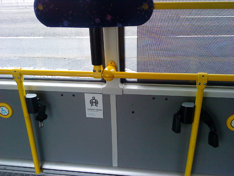 Exemple d'une ceinture de s�curit� pour voyageur en fauteuil roulant, comme en trouve dans cerains bus allant au Chalet-�-Gobet